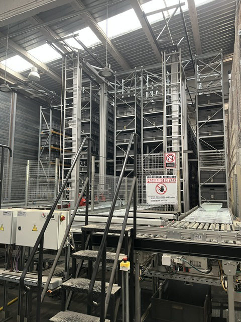 Almacenamiento vertical automático y transportadores de rodillos en la plataforma de Candelsa en Castellar del Vallès
